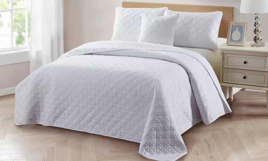 Bibb Home Solid Reversible Quilt Sets with Dec Pillows (4-Piece)